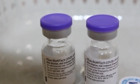 إسرائيل تنقل أول شحنة من اللقاح المضاد لكورونا إلى السلطة الفلسطينية